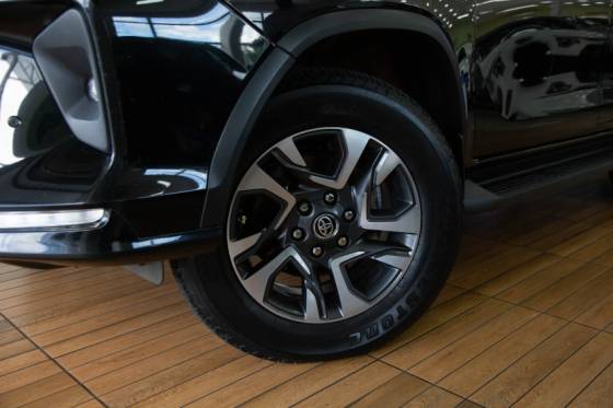 TOYOTA HILUX SW4 2.8 D-4D TURBO DIESEL SRX PLATINUM 7L 4X4 AUTOMÁTICO TOYOTA HILUX SW4 2.8 D-4D TURBO DIESEL SRX PLATINUM 7L 4X4 AUTOMÁTICO